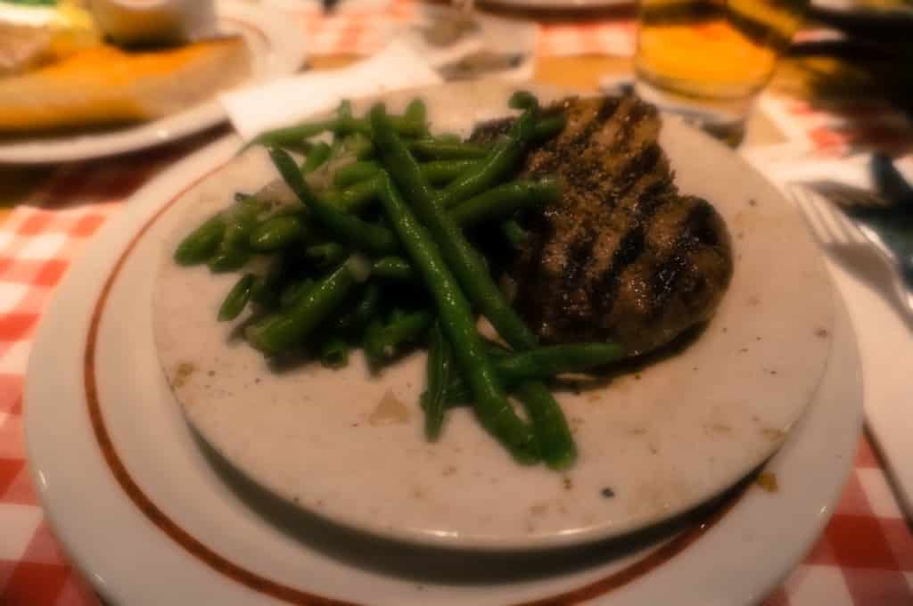 Zartrosa gegrilltes Hufsteak mit grünen Bohnen