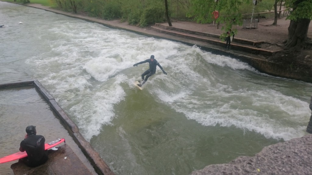 Surfer auf der Eisbachwelle in München