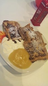 Frenchtoast mit griechischem Joghurt und Apfelmus