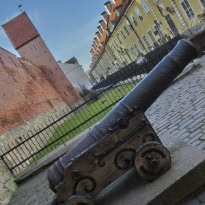 Kanone vor den Festungsmauern der Altstadt