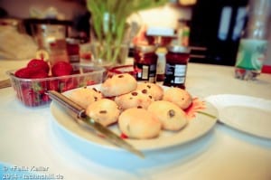 Selbstgemachte Rosinenbrötchen mit Erdbeeren