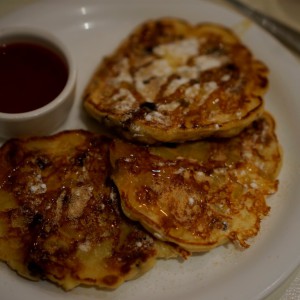 Die klassischen Pancakes mit Apfelstücken und selbstgemachter Erdbeermarmelade