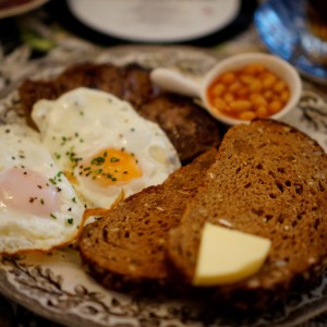 Englisches Frühstück mit selbstgebackenem Brot