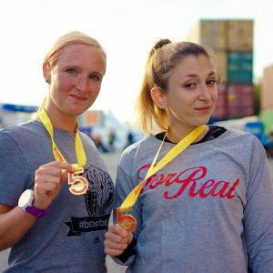 Janett & Daria freuen sich über die Medaille