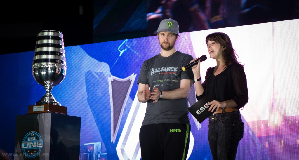 Loda (Jonathan Berg) at ESL One Frankfurt 2014 (original)" by artubr (CC BY 2.0)