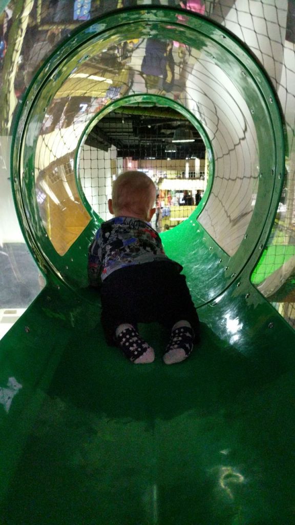 Junior auf großem Spielplatz