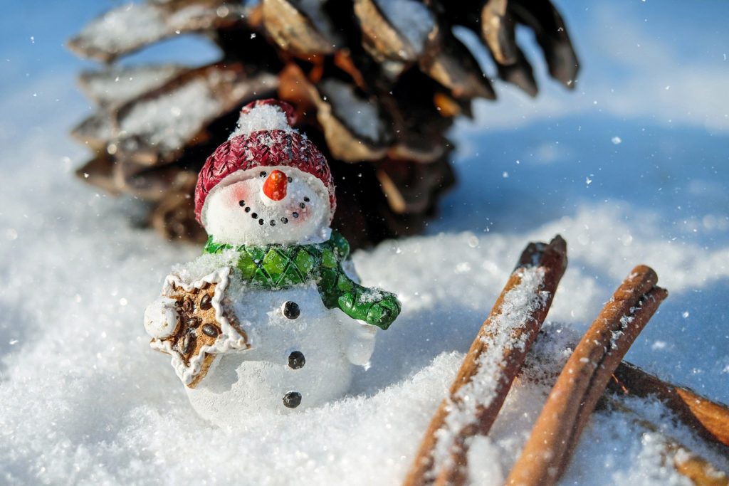 Kleiner Schneemann im Puderschnee